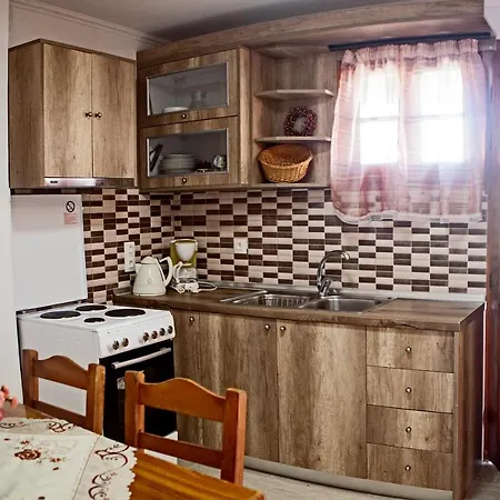 Athina And Apartamento *